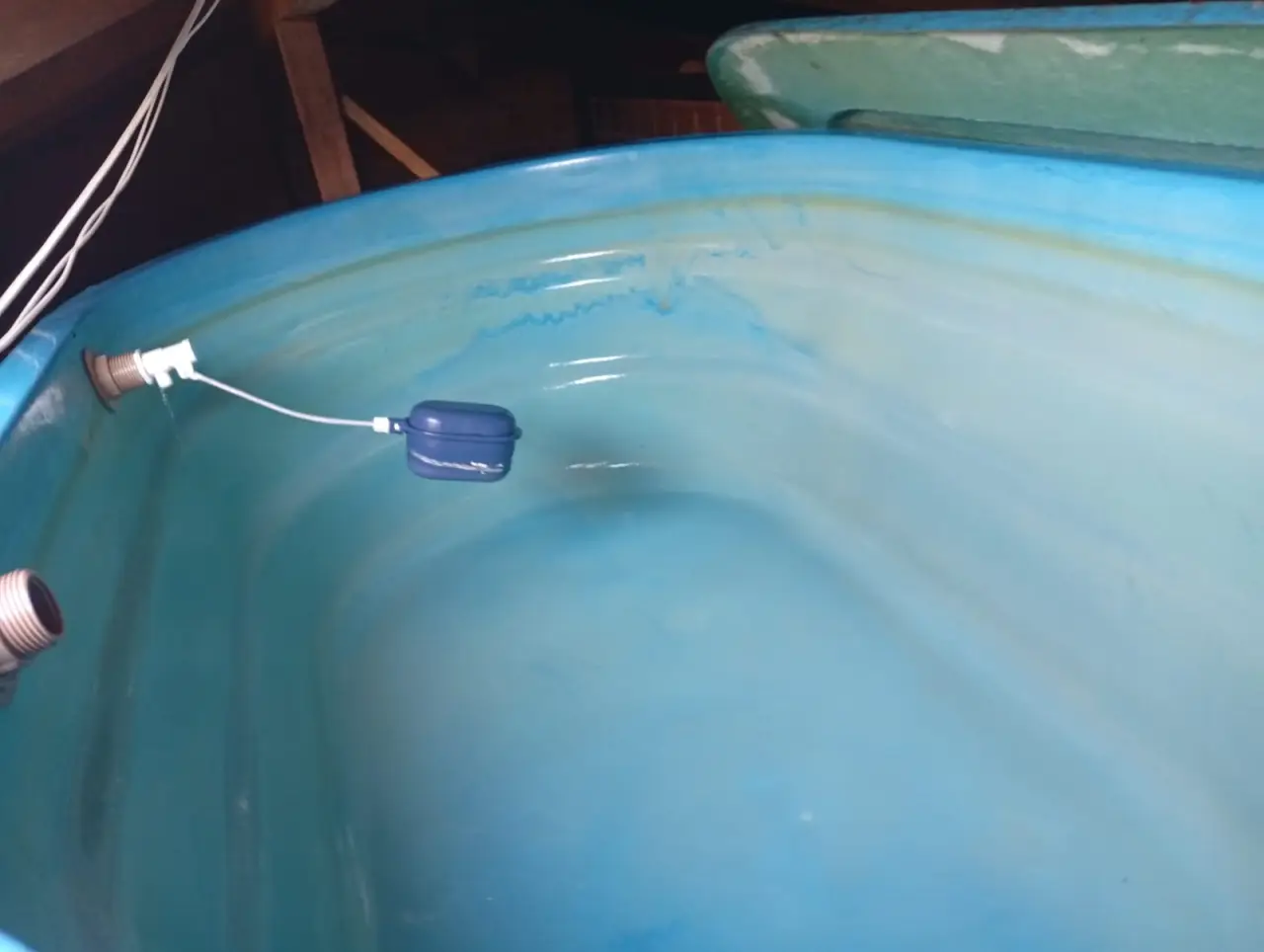 Caixa d'água azul com bóia