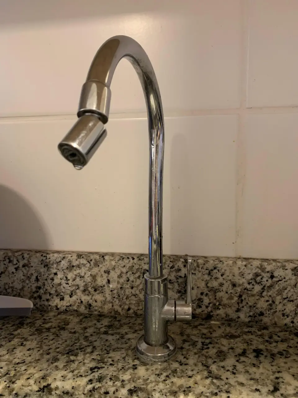 Torneira instalada em bancada de granito