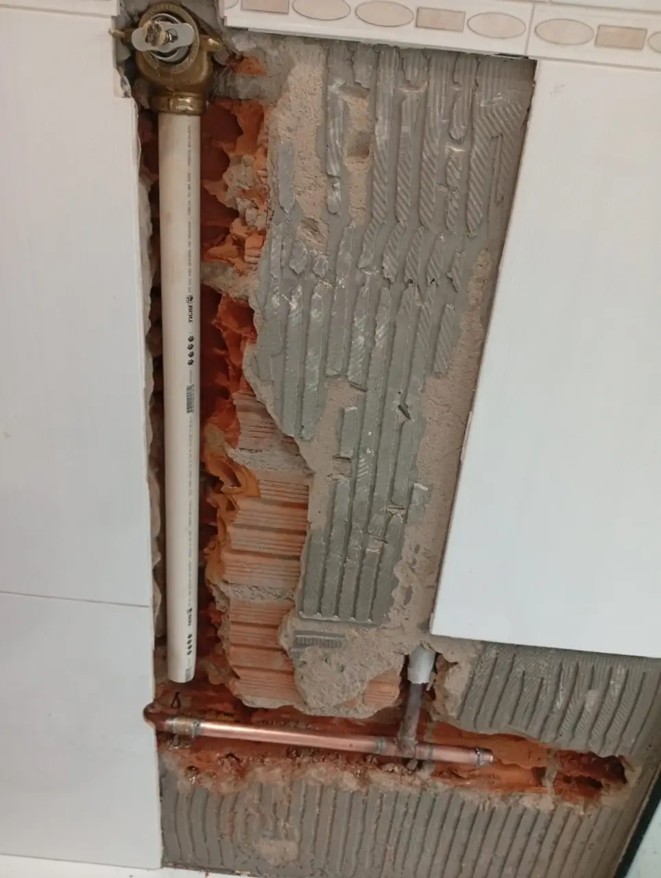 Tubulação de água embutida com registro