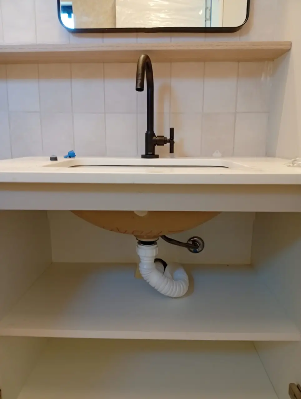Lavatório com sifão e torneira instalados