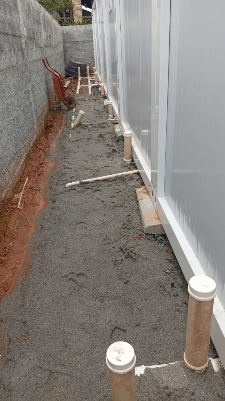 Tubulação de esgoto em vala lateral