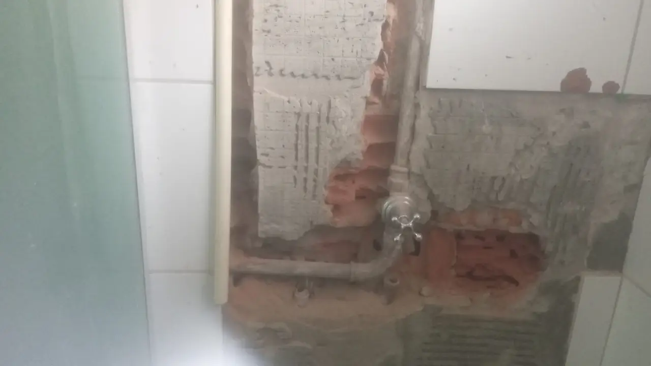 Parede aberta com tubulação embutida