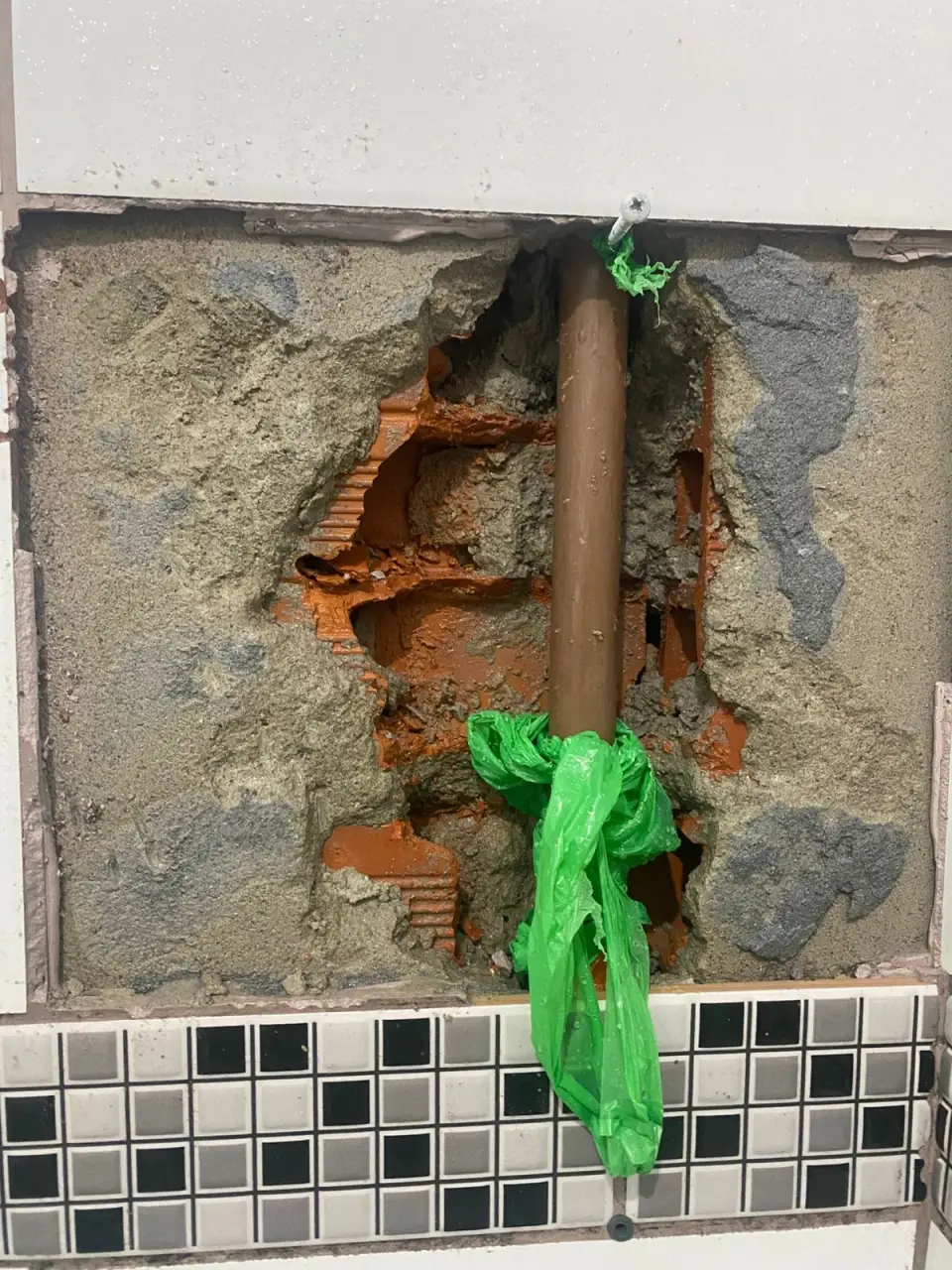 Parede aberta com tubulação de cobre