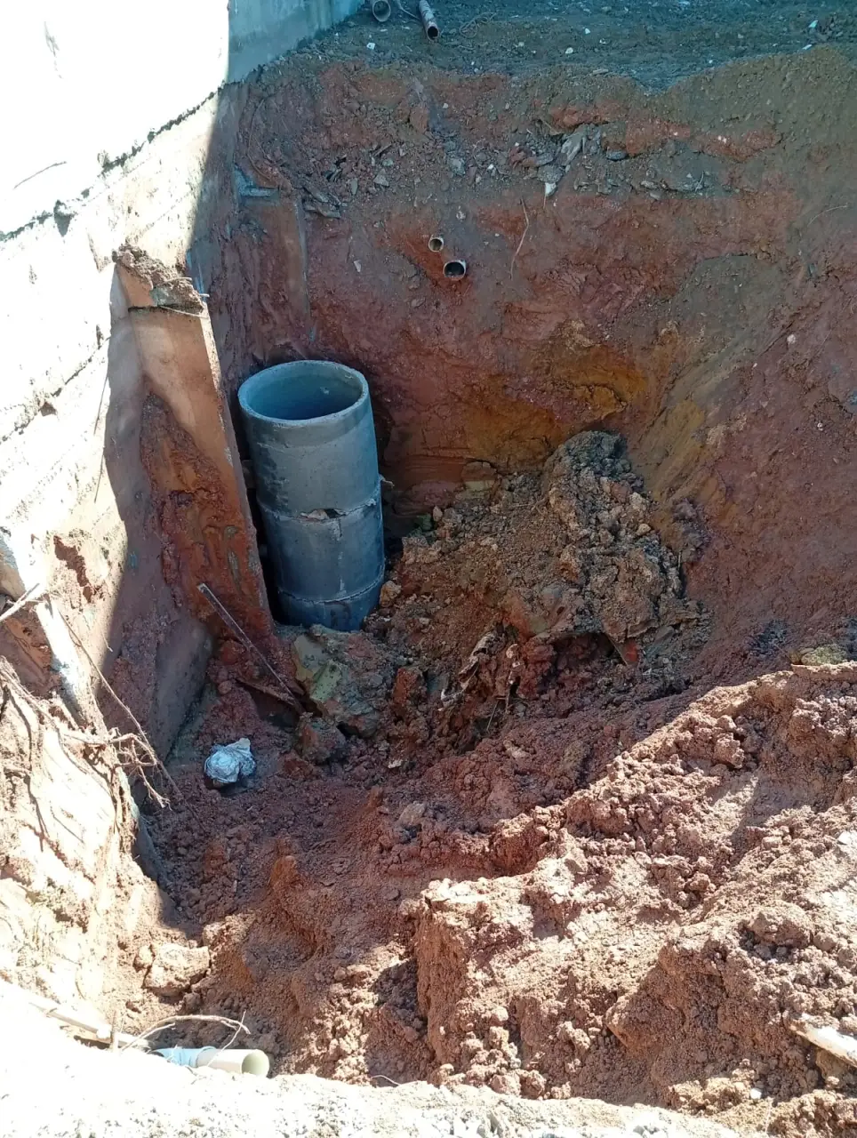 Tubulação em vala de obra