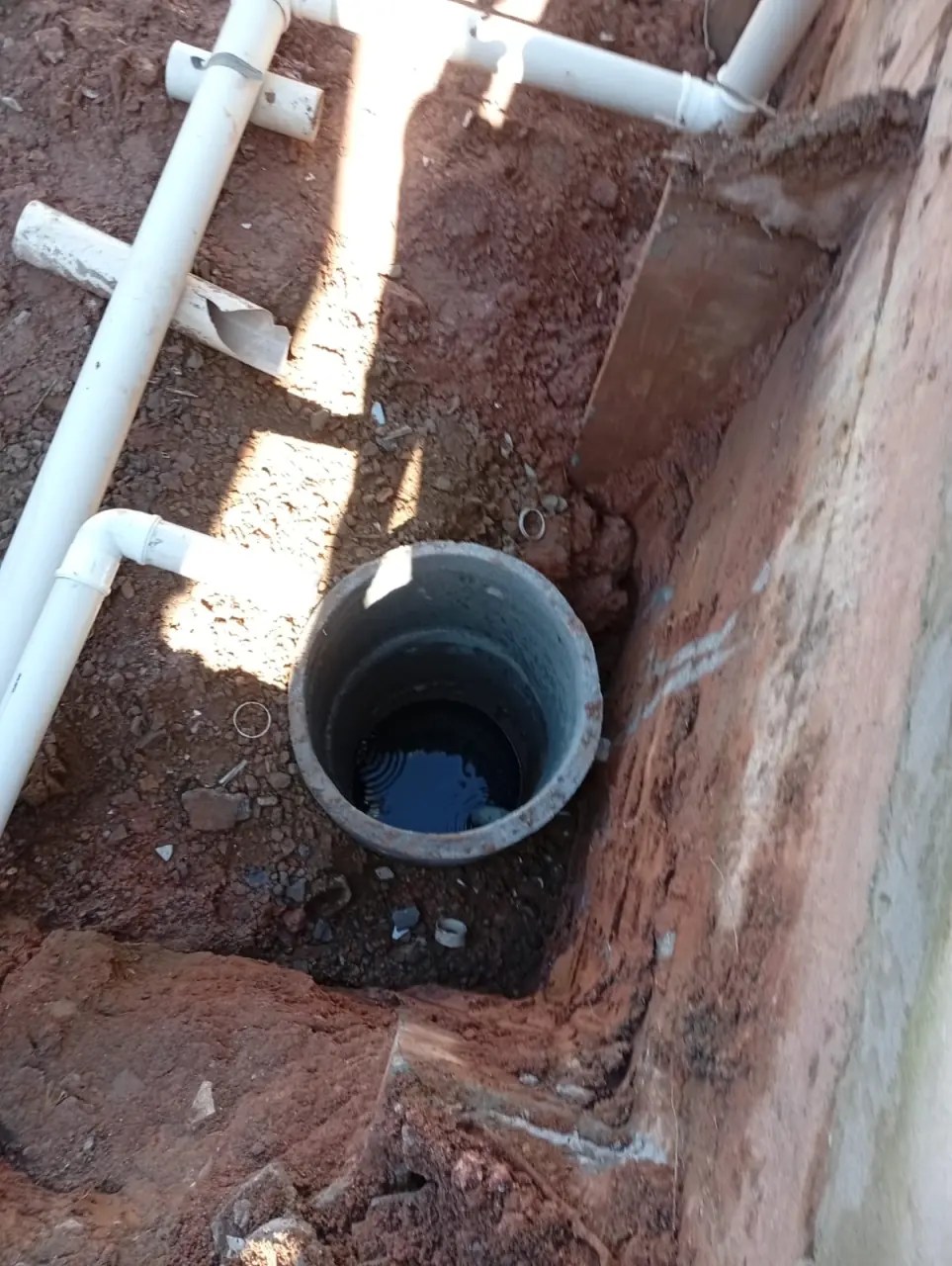 Caixa de inspeção e tubulações em obra