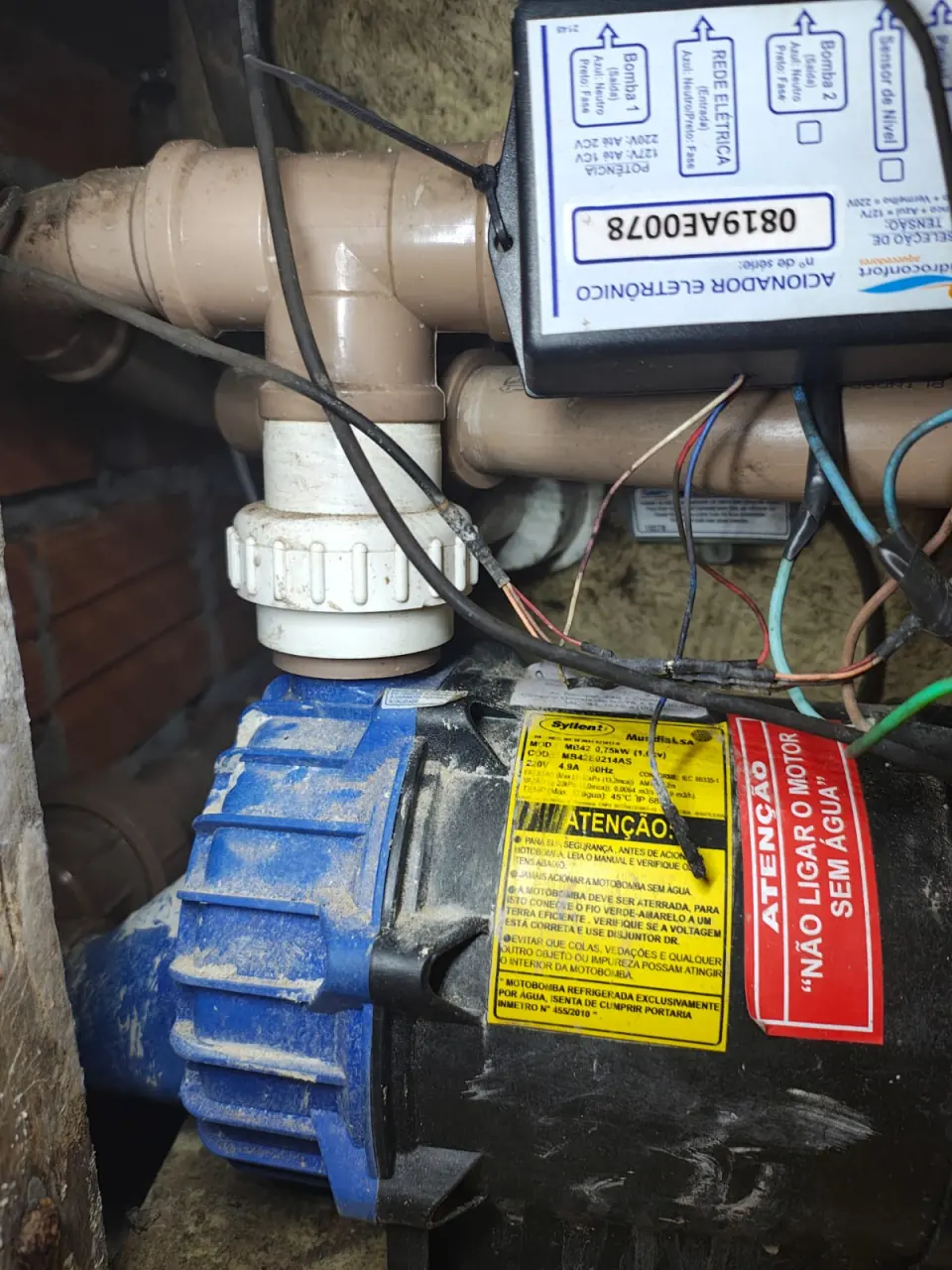 Bomba d'água instalada com acionador