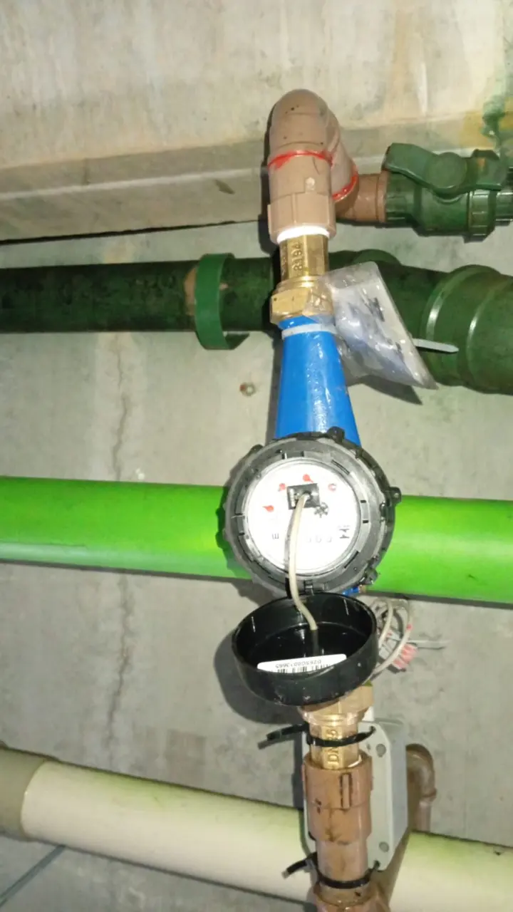 Hidrômetro instalado em tubulação de prédio