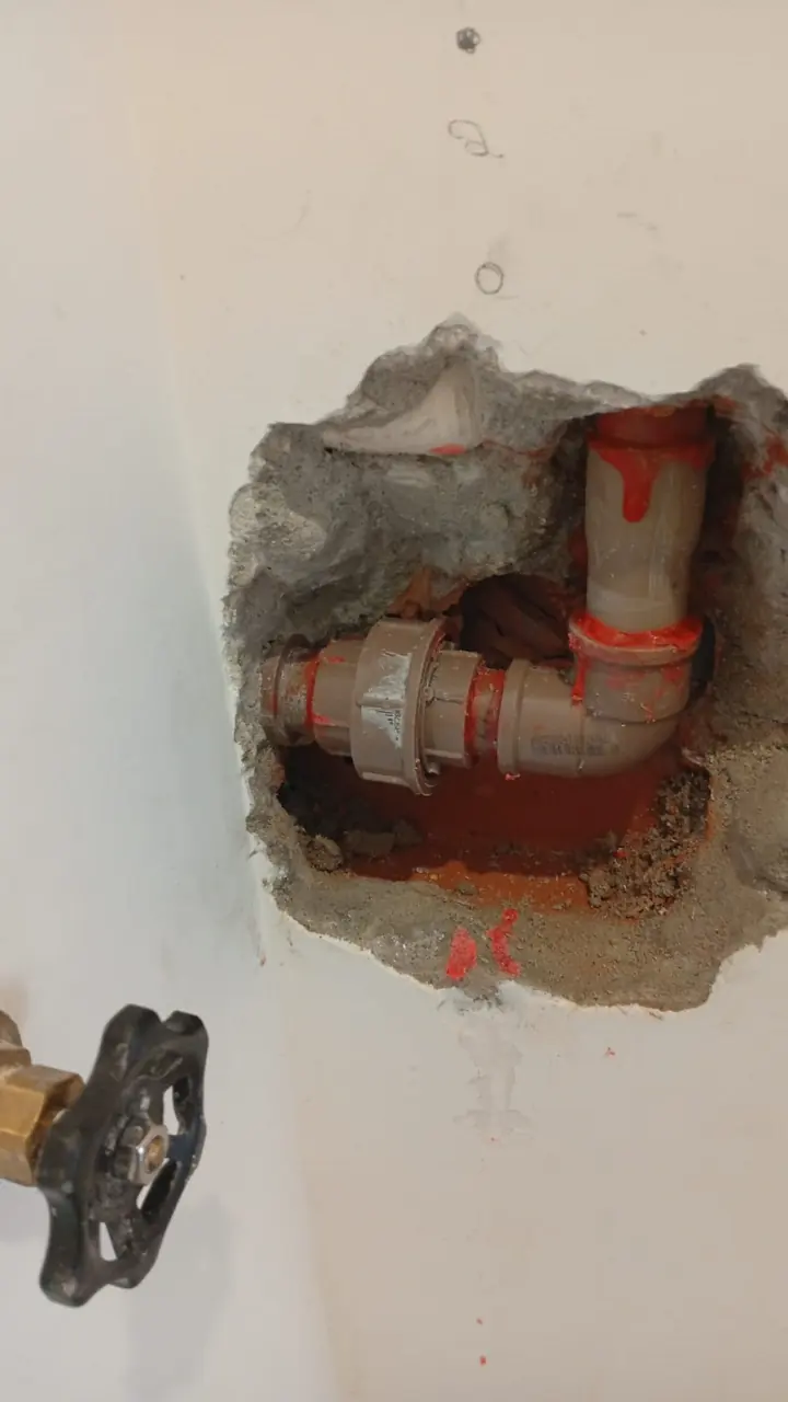 Conserto de tubulação embutida e registro